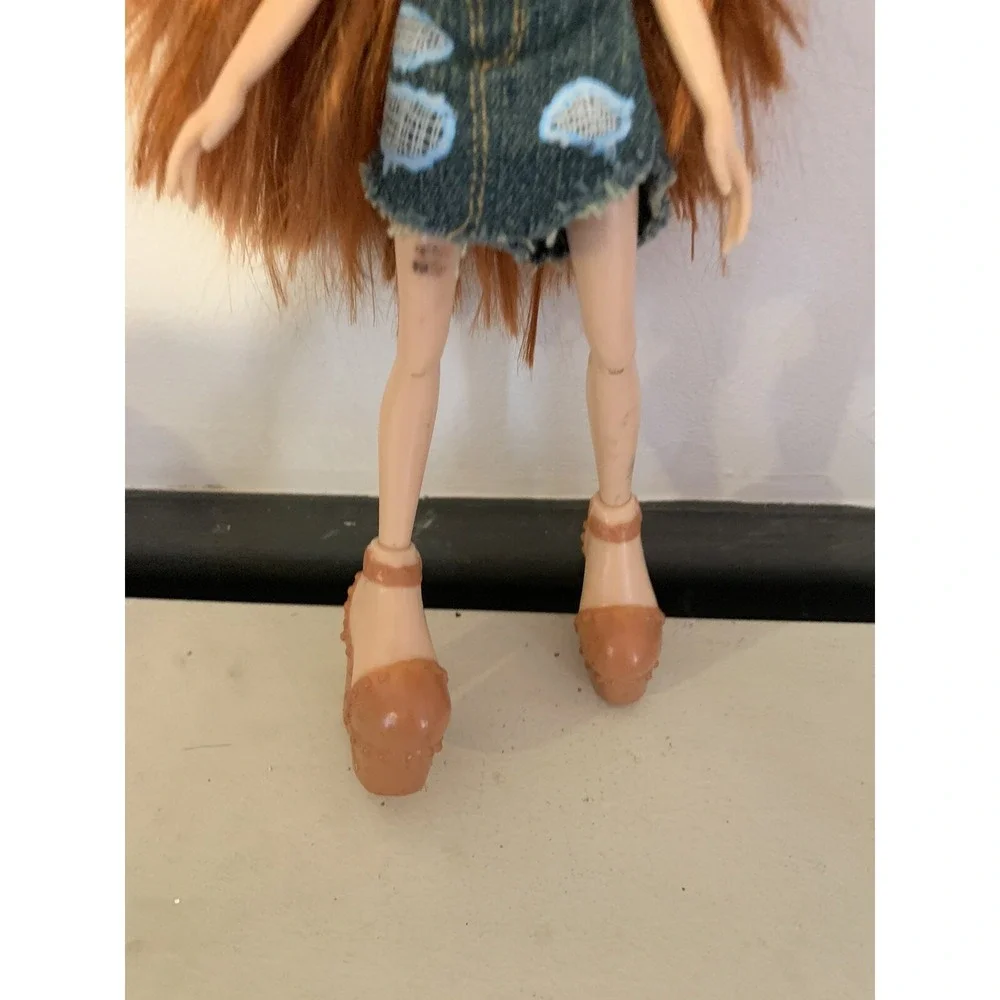 2015 Bratz MGA Red Hair Meygan Doll Lip Shirt Denim Skirt